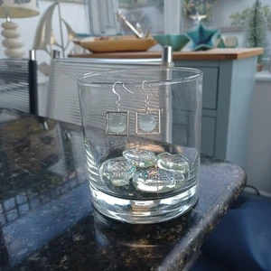 Weiße Mondstein Katzenauge Ohrringe mit quadratischem Rahmen. Sterling Silber Haken.  - Bild 1 von 3