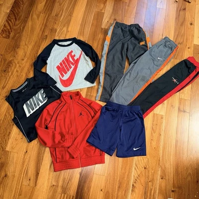 Lotto di 7 Nike / Jordan ragazzo taglia (6/7). Pantalone giacca pantaloncino top. Sport - Immagine 1 di 4