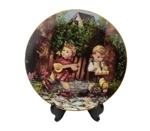 Danbury Mint MJ Hummell Sammelteller kleine Gefährten..."Private Parade" - Bild 1 von 10