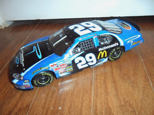 NASCAR Action Racing Elite 2004 #29 Kevin Harvick Powerade 1/24 Diecast Car