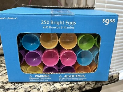 Caja abierta de huevos de Pascua de color brillante, plástico, listos para llenar con dulces, etc. Foto 1 de 3