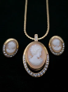 Vintage Krone Trifari Halskette und Ohrringe Set Kamee Dame rosa goldfarben - Bild 1 von 12