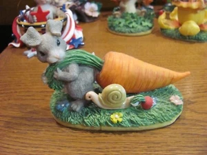 CHARMING TAILS TUGGIN TWO SOME FIGURE BUNNY W/ CARROT 87/362 - Picture 1 of 3