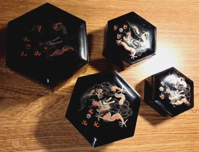 ГНЕЗДОВЫЕ Коробки с КРЫШКАМИ - Китайский Шестиугольник - НАБОР ИЗ ЧЕТЫРЕХ ДРАКОНОВ - FOOCHOW - Винтажный - Изображение 1 из 4