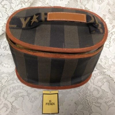 Bolsa de cosméticos Fendi, Pequin Stripes de lona recubierta - 8,5 pulgadas x 6 pulgadas x 6 pulgadas Foto 1 de 4