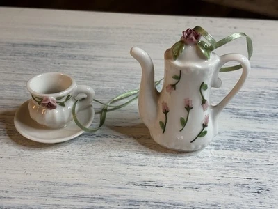 Tetera pequeña de cerámica de colección y taza/platillo con flores rosas adornos navideños 1997 Foto 1 de 4