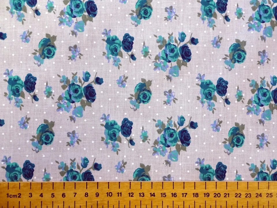 Розы и белые пятна на булавках цветок на фоне слоновой кости — ВЕСЕННЯЯ РАСПРОДАЖА — поликоттон - Изображение 1 из 1