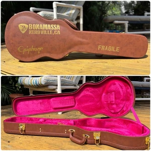 Nuova custodia rigida Epiphone Les Paul marrone con pelliccia rosa, hardware oro - Foto 1 di 8