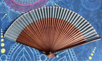 Ventilador plegable Sensu gradación azul Foto 1 de 4