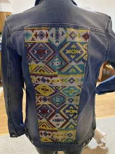 Neu mit Etikett Lularoe Jaxon Denim Jeansjacke Medium Wash Gr. Small aztekisches Design 26" Länge - Bild 1 von 7