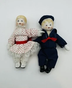Juego de 2 muñecas Russ Berrie bisque/porcelana, 4”-5” de alto niño y niña - Imagen 1 de 1