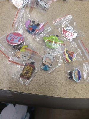 LOTE COMERCIAL DE 50 PINES DISNEY embolsados individualmente Foto 1 de 4