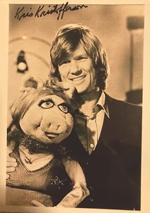 KRIS KRISTOFFERSON signiertes 8x10 Foto mit MISS PIGGY/COA - Bild 1 von 7