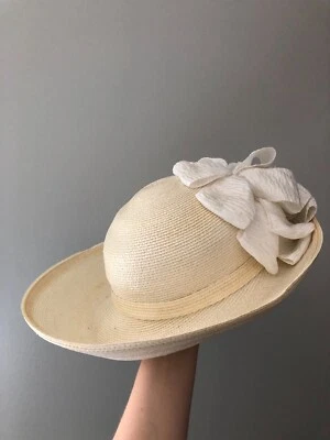 Vintage woman's beige hat decorated with white bow. Brand George Zamau'l, Straw - Image 1 of 4