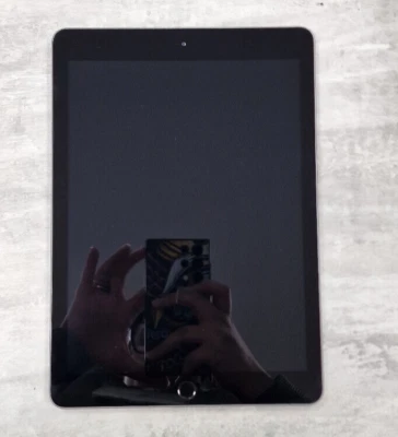 iPad 6 9,7 WIFI 2018 A1893 64Go NOIR - LOT RETOUR ASSURANCE - NE S'ALLUME PAS. - Photo 1/3