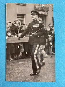 Schwarz-Weiß Foto unbekannter Offizier bei Militärparade - Bild 1 von 3