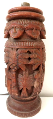 Grand Pied de lampe bois sculpté avec scène de vie en relief . - Photo 1/4