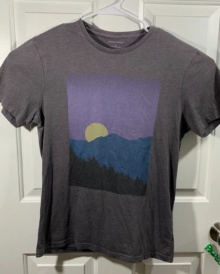Camisa Banana Republic Pequeña (S) Gráfica Púrpura Cielo Luna y Montañas Paisaje Foto 1 de 4