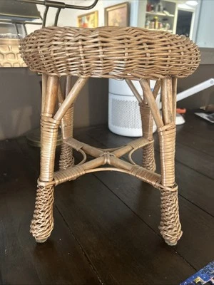 Taburete de pie de mimbre vintage hecho en Polonia Foto 1 de 4