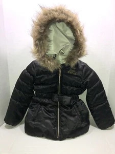 Chaqueta Juicy Couture para niños pequeños con cremallera completa con cinturón de piel sintética capucha negra talla 3T - Imagen 1 de 11