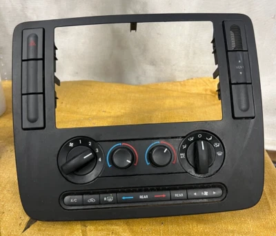 2004-2007 Ford Freestar Climate Control 3F23-1704608-BK3JA6 Dash Trim Panel B41 Foto 1 de 4