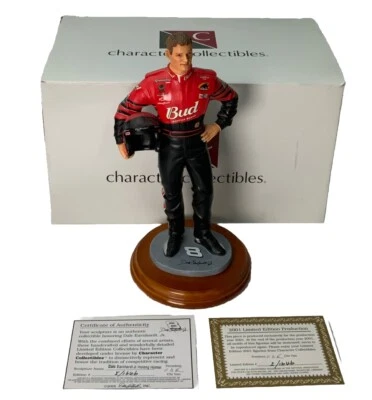 Personaje Coleccionable Dale Earnhardt Jr Sosteniendo Casco Estatua Edición Limitada Foto 1 de 3