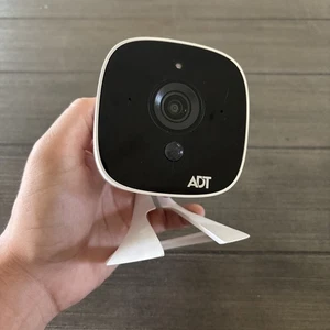 Cámara de seguridad exterior inalámbrica ADT OC845 1080p | Color blanco - Imagen 1 de 3
