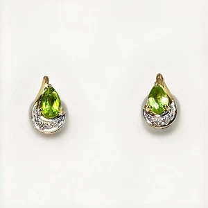 Orecchini a perno in oro massiccio 9 kt con peridoto e diamanti - grammi 3,25.- Misura 15 x 10 mm - Foto 1 di 3