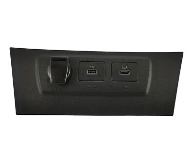 Presa porta USB Dacia Duster II 682641607R - Immagine 1 di 4