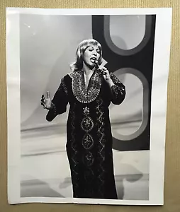 Singer TONI ARDEN 8x10 Black & White Photo Of Her Performing - Picture 1 of 2