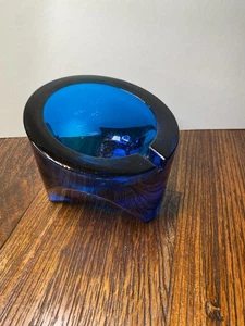 Vintage MCM Wikinger Glas Kobaltblau Schräg Atom Stil Dreibein Aschenbecher - Bild 1 von 14