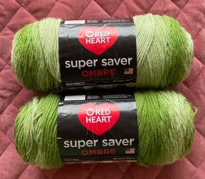 Paquete de 2 hilos Red Heart Super Saver Jumbo Ombre manzana verde 482 yardas cada uno - Imagen 1 de 4