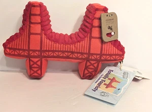P.L.A.Y - Puente Golden Gate Grande Peluche Perro Juguete Arruga y Chirrido 10" x 6.25" - Imagen 1 de 3