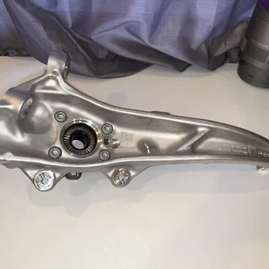 2023+ Buje de nudillo de suspensión delantera derecho BMW SERIE 7 G70 i7 OEM 9832301 - Imagen 1 de 10