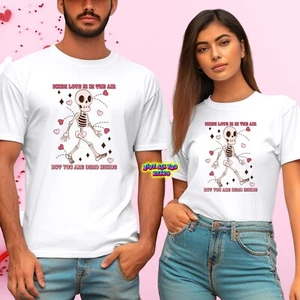 Camiseta When Love Is In The Air But You Are Dead Inside San Valentín S-3XL - Imagen 1 de 16