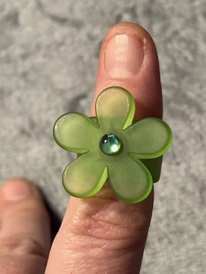 Anillo vintage grande brillante verde flor hippie plástico talla 7 plástico Foto 1 de 4