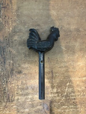 De Colección Metal Fundido Hierro Gallo Jardín Planta Estaca Manguera Protector Varilla Foto 1 de 4