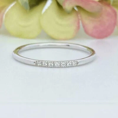 Alianza de boda 0,20 quilates redondo moissanita anillo de aniversario oro blanco 14 k en tamaño 7,5 Foto 1 de 4