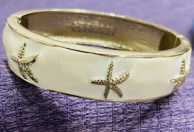 Brazalete con bisagras Fornash dorado blanco esmalte estrella de mar Foto 1 de 4