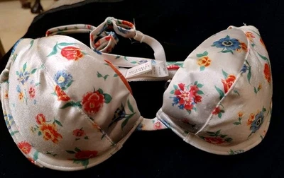 Sujetador acolchado satinado estampado blanco Y2K Victoria's Secret 36A años 90 con almohadillas extraíbles Foto 1 de 4