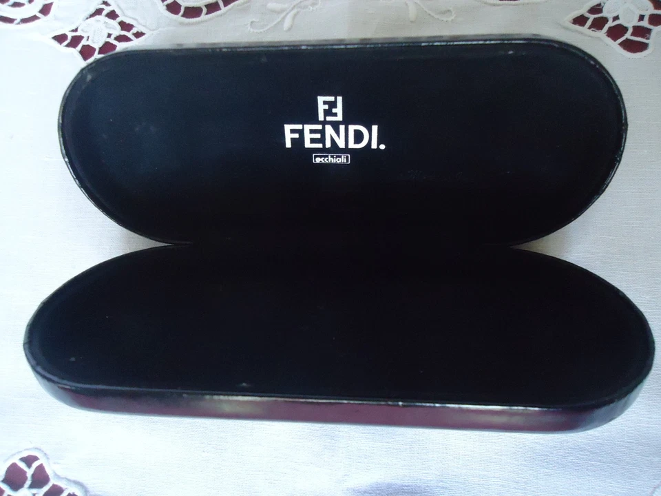 Gafas de sol FENDI de cuero negras FUNDA tipo cubierta dura diseñador usadas en excelente estado  Foto 1 de 4
