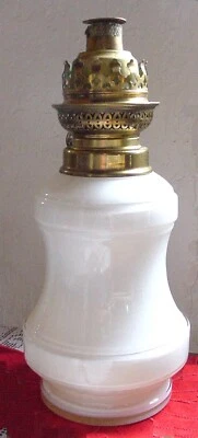 LAMPE ANCIENNE A PETROLE EN OPALINE BLANCHE - Photo 1/2