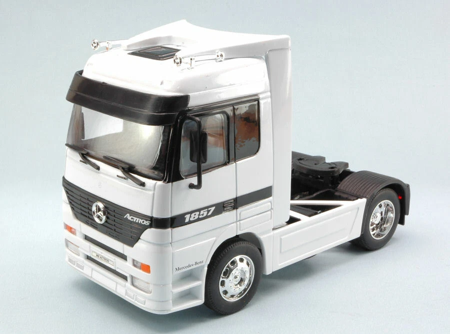 Camión Mercedes Actros Blanco Modelo 1:32 WELLY - Imagen 1 de 1
