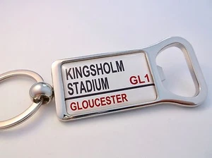 GLOUCESTER RUGBY STADIUM ROAD BADGE STREET SIGN BOTTLE OPENER KEYRING KEY FOB - Bild 1 von 2