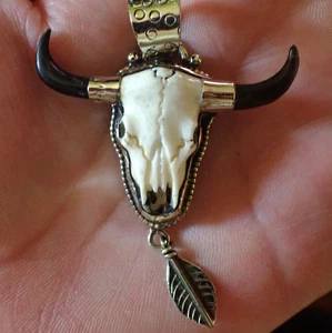 Colgante pequeño con cabeza de calavera de toro Longhorn en plata tibetana - Imagen 1 de 5