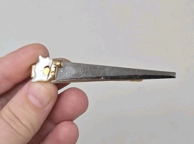 Sierra de mano Swank vintage con mango de madreperla barra de amarre clip sierra de madera tono dorado Foto 1 de 4