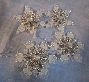 VINTAGE ACRYLIC AND METAL 4" SNOW FLAKE 3 D CHRISTMAS ORNAMENT  GLASS CENTER 4PC - Picture 1 of 5