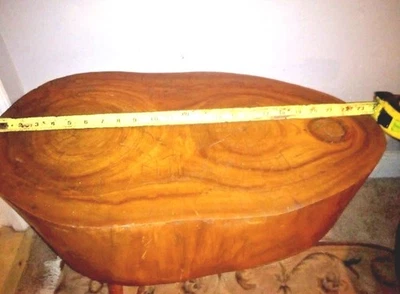 Mesa auxiliar de madera MCM de nogal negro borde vivo hecha a mano madera tallada a mano  Foto 1 de 4