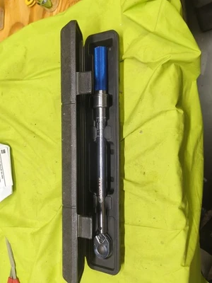 Kobalt 3/8 In. Drive Torque Wrench With Case Item 337333 20 Ft. To 100 Ft. Lbs.  - Image 1 of 4