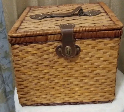Cesta de picnic de madera de mimbre 🧺 Cesta de exterior cuadrada roja/blanca a cuadros Foto 1 de 2